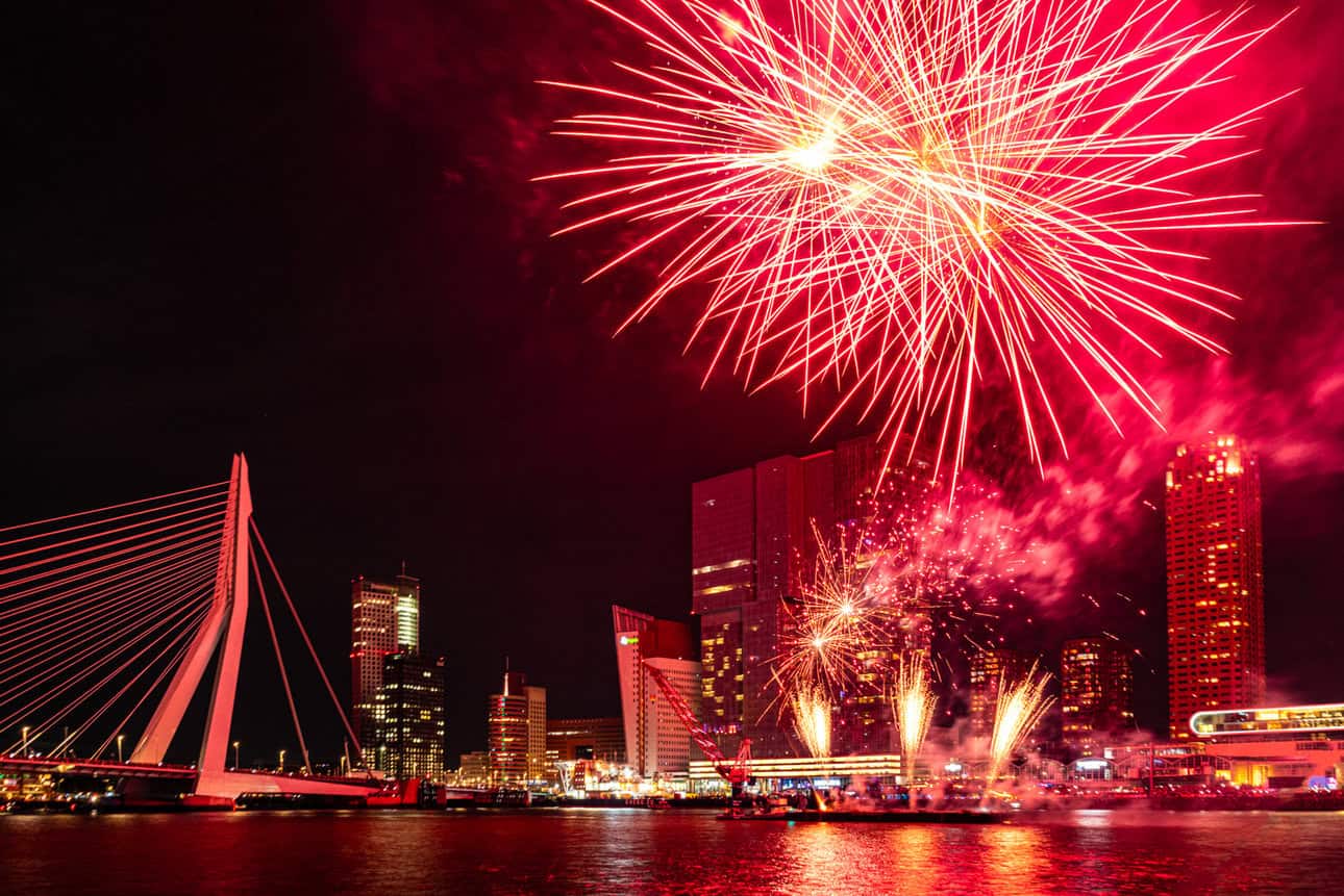 Over 400,000 people visited Rotterdam’s waterfront for the 48th Wereldhavendagen, featuring boat tours, shows, and maritime exhibitions.